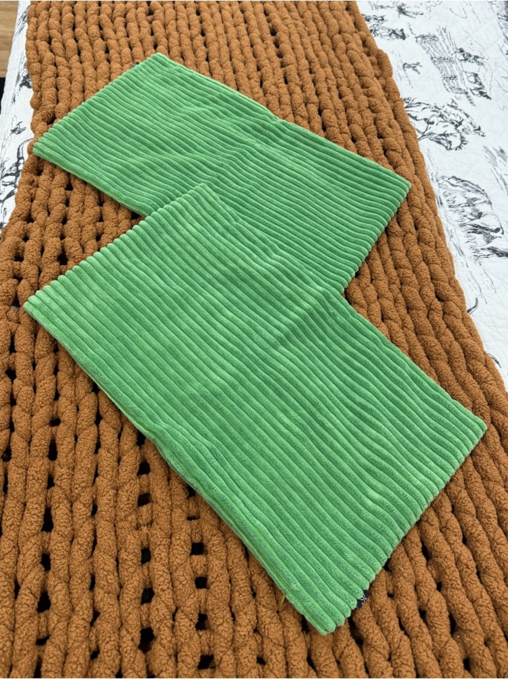 Everly Quinn Set of 2, 12”x20” Kelly Green Velvet Corduroy Throw Pillow Covers - Picture 2 of 9